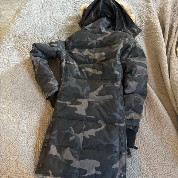 Canada Goose Camouflage Puffer Jacket with Fur Hood - Picture 8 of 8